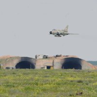 Foto: Starp sadegušajiem lidaparātiem Sīrijas aviobāzē atsākti lidojumi