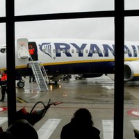 Pēkšņa gaisa spiediena samazināšanās dēļ 'Ryanair' lidmašīna veikusi ārkārtas nosēšanos