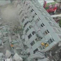 Taivānā zemestrīcē sagāžas 17 stāvu māja