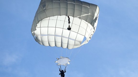 Ādažu poligonā notiek ASV karavīru izpletņlēkšanas treniņš - 64