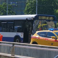 Rīgas centrā autobuss saskrienas ar busiņu; divi cietušie