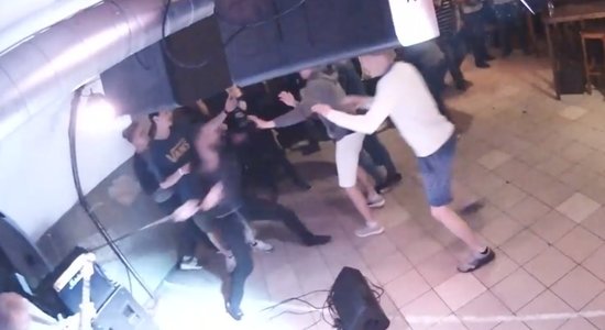 Video: Masveida kautiņš Daugavpils klubā 'Artilērijas pagrabi'