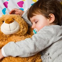 Operācija 'Sausa gulta': kā bērnam palīdzēt pārstāt slapināties naktī