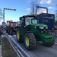 Video no protesta: Iedzīvotāji ar smago tehniku bloķē Strenču ielas