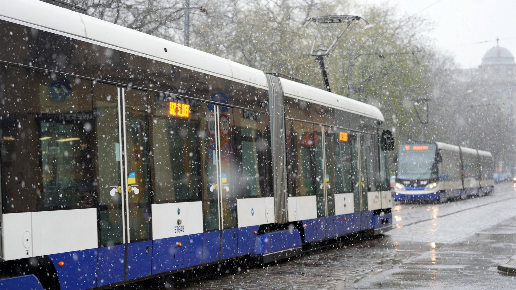 Puteņa biļešu piektdien nebūs, jo dienesti tiks galā, apgalvo Rīgas izpilddirektors