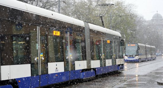 Во вторник в Риге автоводители также смогут воспользоваться "снежными билетами"