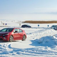 Elektriskā 'Opel Ampera' pārvar stindzinošās temperatūras uz aizsalušās Baltijas jūras