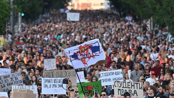 Desmitiem tūkstoši serbu protestē pret valdību un vardarbību - 3