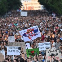 Foto: Desmitiem tūkstoši serbu protestē pret valdību un vardarbību