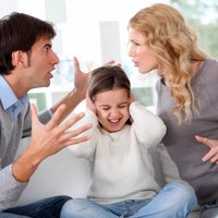 Izpētīts, kā vecāku strīdi ietekmē bērnu psihi un pasaules uztveri