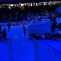 Video: Latvijas U-18 hokejistiem svarīgu maču ietekmē ledus mašīnas tehniskās problēmas 