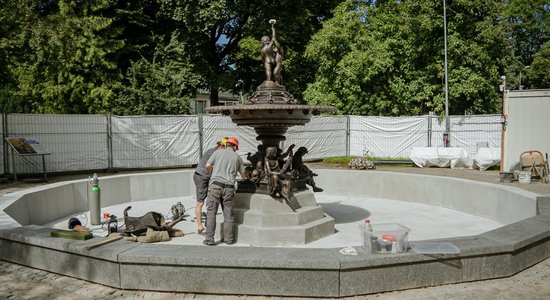 Foto: Teju noslēgusies Rīgas vecākās strūklakas atjaunošana Vērmanes dārzā