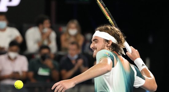 Cicips uzvar Medvedevu un saglabā cerības uz 'ATP Finals' pusfinālu