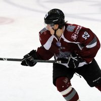 'Rīgas' hokejisti gada pēdējā mačā atspēlējas un pēcspēles metienos uzvar 'Loko' komandu