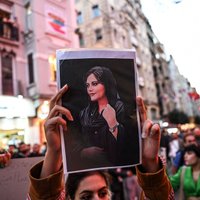 Irāna: Mahsa Amini nomira slimības, nevis sitienu dēļ