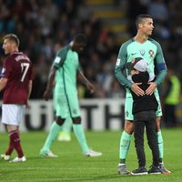 Федерация футбола Латвии оштрафована на 9700 евро за обнимания детей с Роналду