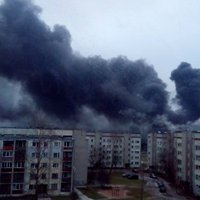 ФОТО: На заводе Latvijas Finieris вспыхнул крупный пожар; есть пострадавшие