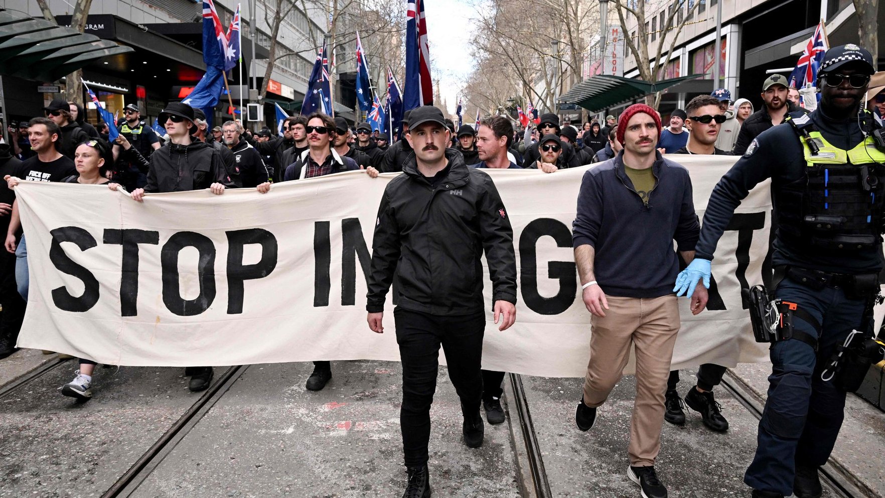 Austrālijā tūkstošiem cilvēku protestē pret imigrāciju