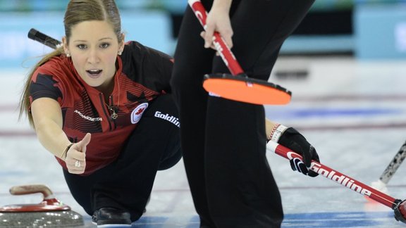 Kaitlyn Lawes curling