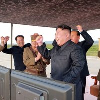 Foto: Kā Ziemeļkorejā gavilēja par ballistiskās raķetes izšaušanu pāri Japānai