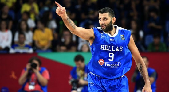 Video: Grieķijas basketbola izlases milzis Buruss izmēģina mākslas vingrošanu