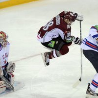 Rīgā dzimušais Tihonovs palīdz SKA pieveikt 'Dinamo' hokejistus