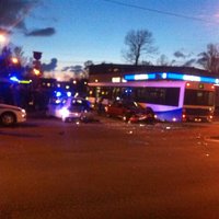 Vadot 'Audi' 3,67 promiļu reibumā, vīrietis Rīgā taranē autobusu