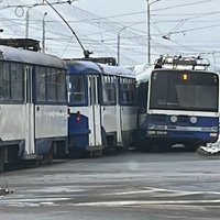 Foto: Rīgā saduras tramvajs un trolejbuss