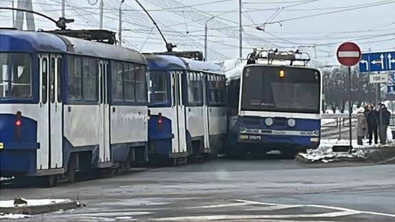 Foto: Rīgā saduras tramvajs un trolejbuss