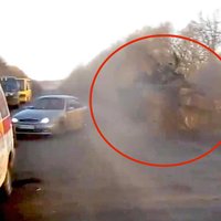 Video: Ukrainā BMP nesadala ceļu ar vieglo auto
