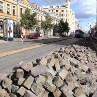 Rīgas ielu remonta bardaka dēļ sāk ripot galvas; atlaiž Reinbahu