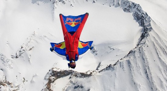 ВИДЕО: Россиянин-экстремал прыгнул с шестой по высоте горной вершины мира