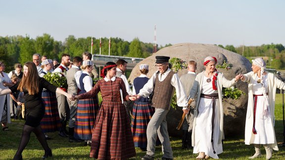 Likteņdārzā atdzims tradīcija svinēt Vasaras saulgriežus Likteņdārzā atdzims tradīcija svinēt Vasaras saulgriežus