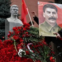 'Padebilie klauni': Krievijā neļauj demonstrēt komēdiju par Staļina nāvi