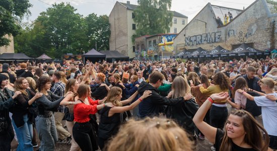 Foto: Ikgadējais 'Ezīšfests' godam ildzis līdz rīta gaismai