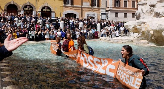 Vides aktīvisti izlējuši melnu krāsu slavenajā Trevi strūklakā Romā