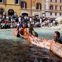 Vides aktīvisti izlējuši melnu krāsu slavenajā Trevi strūklakā Romā