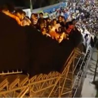 Video: Tūkstošiem futbola līdzjutēju Brazīlijā šķērso ļodzīgu tiltu