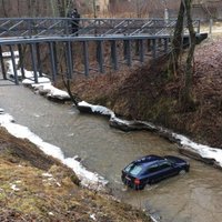 Foto: Līgatnē upē ielidojis 'Opel' automobilis