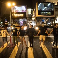 Foto: Tūkstošiem 'Honkongas ceļa' dalībnieku apliecina pasaulei savu vienotību
