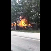 Video: Pārdaugavā ar atklātu liesmu deg šķūņi; satiksme atjaunota