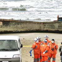 Japānas piekrastē izskalo Ziemeļkorejas 'spoku laivas' ar skeletiem uz klāja