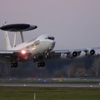 Foto: Rīgā piezemējas NATO AWACS lidmašīna