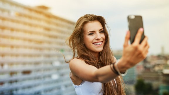 laimīga sieviete selfijs pašbilde fotogrāfēšana 