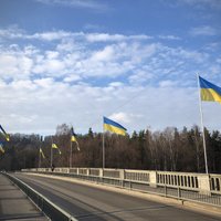Foto: Ukrainas karogi virs Gaujas un atbalsta pasākums ukraiņiem Siguldā