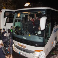 Баварский политик отправил автобус с мигрантами к Меркель