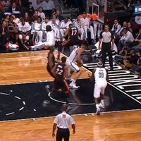Video: NBA pārbaudes spēlē, cenšoties bloķēt pretinieka metienu, pārlec viņam pāri