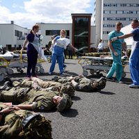 Foto: 'Gaiļezerā' nogādā cietušus ASV karavīrus. Kā norisinājās pirmās militārās mācības Latvijas slimnīcā