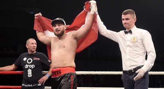 ФОТО: Латвийский боксер Зутис первым же ударом нокаутировал бывшего чемпиона WBO