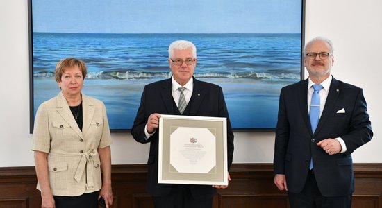 Foto: Levits ilggadējam LOK prezidentam Vrubļevskim pasniedz Cildinājuma rakstu